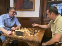 BAŠ GA BRIGA ZA ŽRTVE: Vučić igrao šah tokom 16 minuta tišine (FOTO)