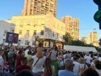NASTAVLJA SE OTPOR VUČIĆEVOM REŽIMU, BLOKIRAN CENTAR ZEMUNA: Kontejneri i ograde nasred puta (FOTO)