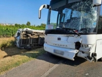 U BLIZINI MOSTARSKOG AERODROMA: U sudaru na magistralnoj cesti M-17 sudjelovali autobus i kombi vozilo
