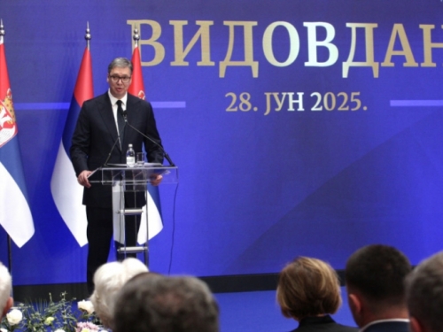VUČIĆ ODLIKOVAO BJEGUNCA OD BH. PRAVOSUĐA: Ko negira genocid u Srebrenici - on ga nagradi