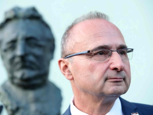 SENAD ANTE PORTAL: Neko je proviđenje htjelo da se Bosnom i Hercegovinom bavi profesionalni lešinar Gordan Grlić Radman, on je metafora politike koju predstavlja