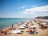 TURISTI U HRVATSKOJ MASOVNO POČELI DA NOSE JABUKOVO SIRĆE NA PLAŽU: Pronašli način da zaobiđu problem sezone