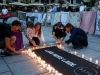 U TIŠINI NA JEDNOM OD CENTRALNIH TRGOVA U BEOGRADU: Paljenjem svijeća obilježena 30. godišnjica genocida u Srebrenici