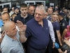 NE OSJEĆA SRAM NI STID:  Dok majke u Srebrenici plaču za muževima i sinovima, zločinac Šešelj radi ODVRATNU stvar
