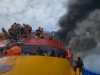 VATRA GUTA ČUVENI TRAJEKT, TURISTI SKAČU U MORE DA SE SPASE: Vrište i mole za pomoć, šire se potresni snimci (VIDEO)