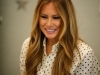 NASTAVLJA DUGOGODIŠNJU TRADICIJU AMERIČKIH PRVIH DAMA: Melania Trump iznenadila male pacijente u Washingtonu, pojavila se u crno-bijelom izdanju (FOTO)