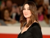 BEZVREMENSKI SEKSIPIL: Monica Bellucci u suknji koja naglašava obline i to ne samo zbog kroja (FOTO)