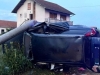 SAOBRAĆAJNA NESREĆA U BiH: Autom sletio i udario u banderu, izvlačili ga vatrogasci (FOTO)