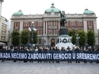 DVA LICA BEOGRADA: Jedni odaju počast ubijenima u genocidu u Srebrenici, drugi veličaju Mladića