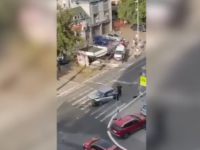 TEŠKA NESREĆA U ZEMUNU: Automobil udario u tezge, pa pokosio ženu, ostala zaglavljena pod vozilom