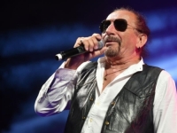 ŽELJKO BEBEK PAO ZA VRIJEME NASTUPA PA PUZAO PO BINI: Snimak zabrinuo fanove (VIDEO)