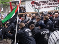 NA PROTESTIMA ZA PALESTINU, U BERLINU, UHAPŠENE DVIJE OSOBE: Bacili crvenu farbu na  ured kancelara