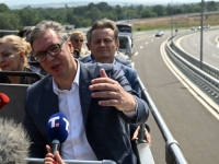 VUČIĆ NIJE IZVUKAO NIKAKVE POUKE IZ NOVOSADSKE TRAGEDIJE: Predsjednik Srbije otvorio autocestu bez upotrebne dozvole, suspendovao pravilnik o sigurnosti