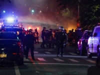 MASKIRANI NAPADAČI NAPALI POLICIJU: Koristili granate, kamenice i Molotovljeve koktele...