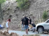 MLADI PAR ĆE OVO PAMTITI ČITAV ŽIVOT: Prepad na putu, momci sa fantomkama i sudbonosno pitanje... (VIDEO)