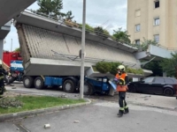 STRAVIČNO U LINZU: Most se srušio na kamion, teško povrijeđene dvije osobe