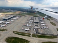 AVIONI PRIZEMLJENI, NA AERODROMIMA NASTAO HAOS, OVO JE MOGUĆI UZROK: Pogođene su stotine hiljada putnika