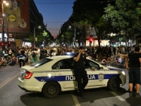 BURNA NOĆ U SRBIJI: Sukobi s policijom, masovne blokade, nosili Vučiću smeće (VIDEO)