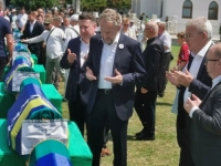 BAKIR IZETBEGOVIĆ U KOZARCU: 'Genocid nije samo počinjen u Srebrenici, on je počeo etničkim čišćenjem 1992. godine širom BiH'