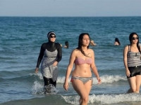 ODLUKA JE PALA: Pokušali zabraniti burkinije na plaži, pa se uhvatili za glavu...