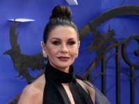 SAV TAJ GLAMUR: Catherine Zeta-Jones sve oduševila u haljini s dubokim prorezu koji se proteži niz dekolte (FOTO)