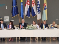 NAREDALI IH KAO U PRIČI: Čović okupio saradnike u Čapljini ispod zastava koje je zabranio Ustavni sud