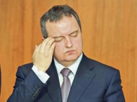 MINISTAR JE MALO UMORAN: Ivica Dačić zaspao na obilježavanju 'Nevesinjske puške' (VIDEO)