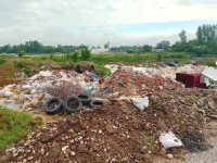 I DALJE GORI DEPONIJA: Prelijepa šuma prekrivena otpadom, lutaju psi, a građani žele samo jedno