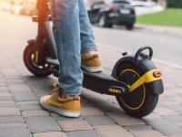 UŽAS NA ULICAMA BEOGRADA: Djeca voze električne romobile i ispaljuju metke na ljude