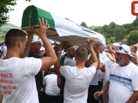 REPORTAŽA FRANCUSKOG LE MONDEA: 'Samo vilica od sina - Srebrenica još uvijek sahranjuje svoju djecu'