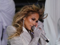 SNIMAK OD MILION DOLARA: Jennifer Lopez spala suknja usred koncerta, njena reakcija je svjetski hit (VIDEO)