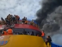 VATRA GUTA ČUVENI TRAJEKT, TURISTI SKAČU U MORE DA SE SPASU: Vrište i mole za pomoć, šire se potresni snimci (VIDEO)