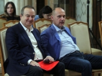 KORDONI, SUZAVCI I ČIZME KOJE GAZE MLADE: Dačić je ubjedljivo najplaćeniji ministar u Vladi i to možda objašnjava zašto policija tuče djecu u Srbiju