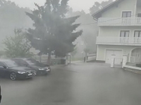 SNAŽNO NEVRIJEME POGODILO BIHAĆ: Vjetar nosio baštenski inventar