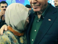 ZAGRLILA GA I ZAPLAKALA: Emine Erdogan 'preplavile' suze nakon govora supruga (VIDEO)