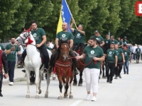 IZ SARAJEVA, TRAVNIKA I DRUGIH GRADOVA: Konjanici prvi put stigli u Potočare kako bi odali počast žrtvama genocida (FOTO, VIDEO)