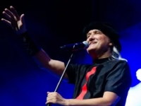 PLAVI ORKESTAR OSVAJA I MLAĐU PUBLIKU, SAŠA LOŠIĆ: 'Gledam te klince i pitam se otkud im ja?'