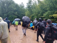 PO JAKOJ KIŠI: Učesnici Marša mira započeli najtežu dionicu na putu ka Potočarima