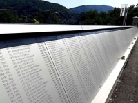 MEMORIJALNI KOMPLEKS 'FOČANSKA HAIR ČESMA': Završeni radovi na zidu s imenima 2.360 ubijenih Fočanki i Fočaka