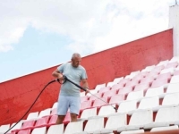 PRELIJEPI PRIZORI IZ VRAPČIĆA: Navijači i uposlenici Veleža zajedno 'ušminkavaju' stadion 'Rođeni' (FOTO)