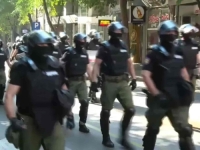 BLOKADE ŠIROM SRBIJE: Policija u fantomkama hapsi od ranog jutra, taksist se zaletio u demonstrante