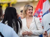 NOVI SKANDAL U HRVATSKOJ: HDZ-ova državna tajnica pozirala s djecom i ustaškim simbolima