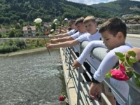 CRVENE RUŽE PLOVE KA SREBRENICI: Najmlađi rukometaši kluba Radnički odali počast žrtvama genocida u Srebrenici
