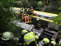STRAŠNA TRAGEDIJA U NJEMAČKOJ: Putnički voz iskočio iz šina, ima više poginulih (FOTO, VIDEO)