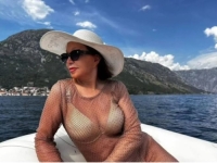 NEDA UKRADEN NIKAD ATRAKTIVNIJA: Pjevačica u osmoj deceniji u bikiniju pokazala liniju na kojoj bi joj pozavidjele i mnoge djevojke (FOTO)