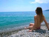 INCIDENT NA HRVATSKOM PRIMORJU: Sunčala se u toplesu na plaži punoj djece, roditelji zgroženi...