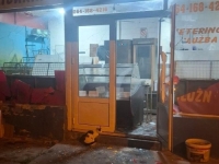 HAOS U SRBIJI: Trojica maskiranih napadača demolirali radnju, vlasnik je bio na studentskim protestima...