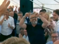 SKANDAL S DRUGE STRANE DRINE: Pogledajte šta je radio Aleksandar Vučić kad je krenula pjesma 'Turkinja se pred džamijom klela'...