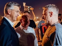 ŠTO NA UMU, TO NA HIPODROMU: Plenkovićeve i Thompsonove tri slatke riječi - 'Za dom spremni'!