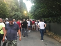 BURNO U PODGORICI: Građani pokušali da probiju kordon, policiju gađali kamenjem i jajima (VIDEO)